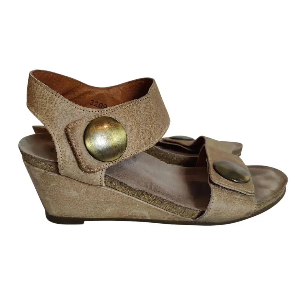 Taos Sz 39 (US 8-8.5) Tan Carousel 2 Wedge Sandals Leather Strappy Adjustable